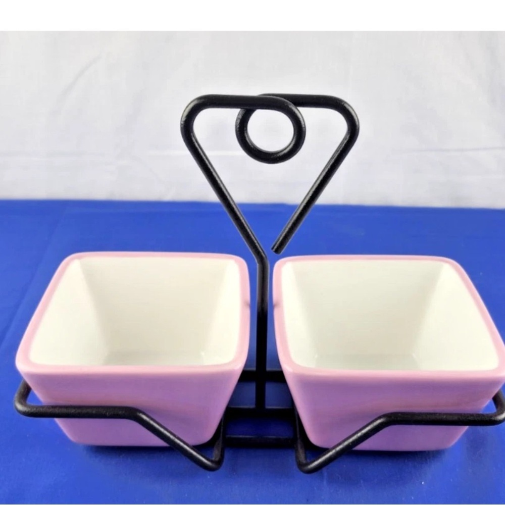 Pampered Chef Dish Caddy with 2 Pink Whip Cancer Ribbon Bowls